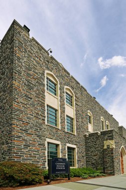 Durham, NC - ABD - 4-30-2024: Duke Üniversitesi kampüsündeki Cameron Indoor Stadyumu basketbol sahası