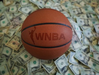Raleigh, NC - ABD - 04-15-2024: WNBA metin ve logosu parayla çevrili basketbol