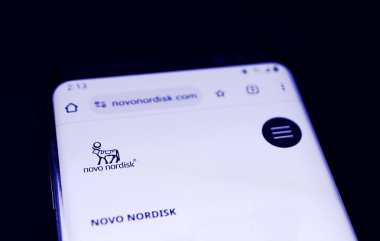 Raleigh, NC - ABD - 06-28-2024: Novo Nordisk web sitesi şirket logosunun yer aldığı cep telefonu ekranında sergilendi