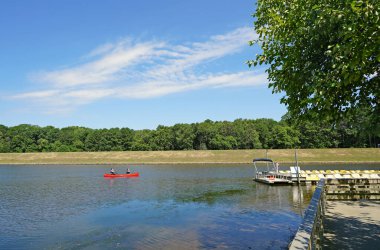 Cary, Kuzey Carolina 'daki Bond Metro Parkı' nda bir kanoda kürek çeken iki kişi.                               