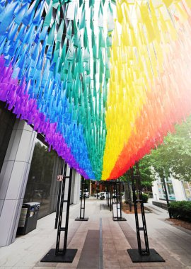 Gurur Ayı için Raleigh şehir merkezinde sergilenen kurdelelerden yapılmış gökkuşağı bayrağı                               