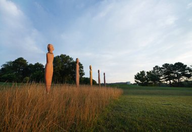 Raleigh, NC - ABD - 7-9-2024: Kuzey Carolina Sanat Müzesi 'nde sanatçı Rose Simpson' ın Karşı Kültür Heykeli                               