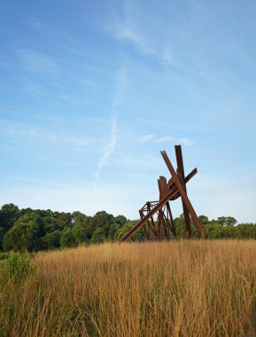 Raleigh, NC - ABD - 7-9-2024: Sanatçı Mark di Suvero 'nun Öfkesiz Heykeli, Kuzey Carolina Sanat Müzesi' ndeki müze parkında 