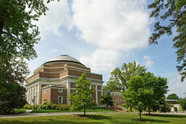 Durham, NC - ABD - 4-30-2024: Duke Üniversitesi kampüsündeki Alice Baldwin Konser Salonu
