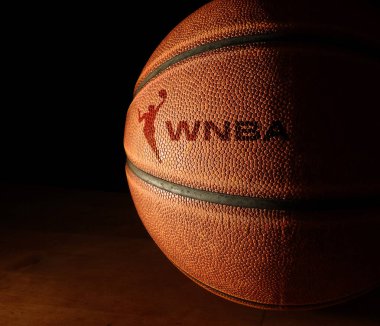 Raleigh, NC - ABD - 06-13-2024: WNBA logosu ve mesajı olan bir basketbolun yakın çekimi                              