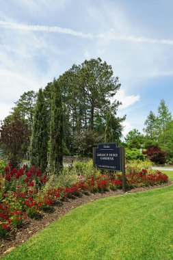 Durham, NC - ABD - 4-30-2024: Duke Üniversitesi kampüsündeki Duke Gardens 'a giriş