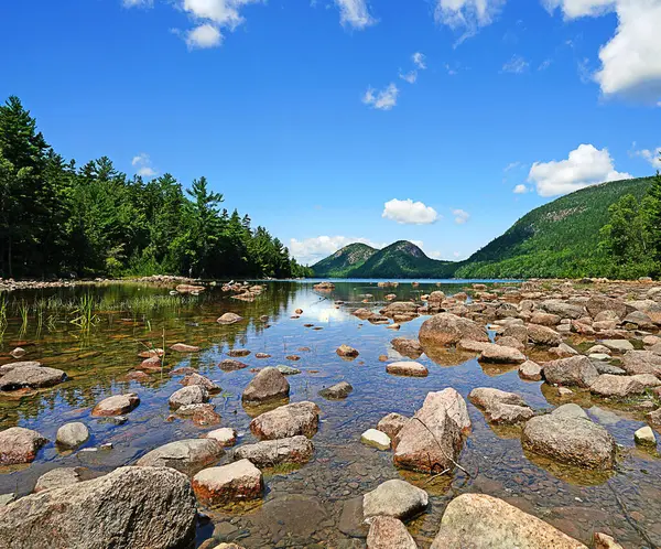 Güzel Jordan Pond, Acadia Ulusal Parkı 'nda, Maine' deki Mount Desert Adası 'nda.                               