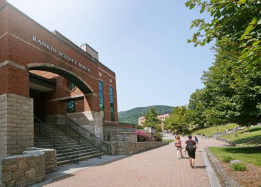 Boone North Carolina 'daki Appalachian Eyalet Üniversitesi kampüsünde yürüyen öğrenciler                               