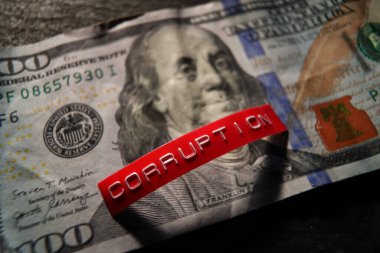 Yüz dolarlık banknotta kırmızı yolsuzluk etiketi                               