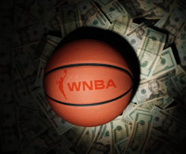Raleigh, NC - ABD - 11-07-2024: WNBA metin ve logosu parayla çevrili basketbol