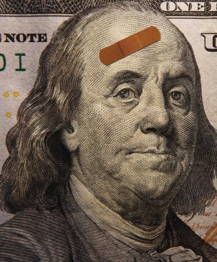 Bandajlı yüz dolarlık banknot.                               