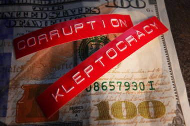 Kleptocracy ve Rüşvet etiketleri 100 dolarlık banknotta                               