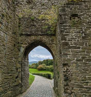 Conwy Kalesi 'nin tarihi Conwy Galler' deki kemer yolu görüntüsü