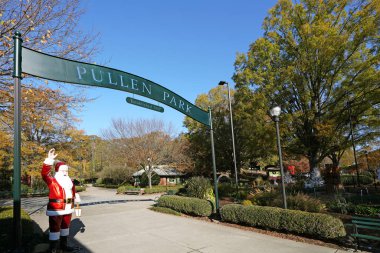 Raleigh, NC USA - 11-25-2024: Pullen Park, Raleigh şehir merkezi yakınlarındaki popüler bir aile parkı.