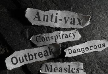 Karanlık arka planda anti-vax haber başlıkları                               