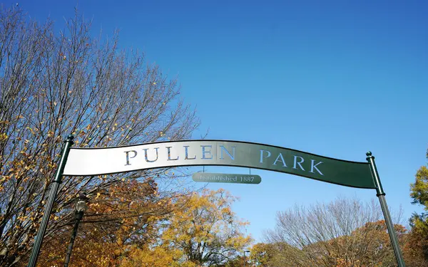 Raleigh, NC USA - 11-25-2024: Pullen Park, Raleigh şehir merkezi yakınlarındaki popüler bir aile parkı