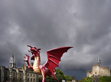 Cardiff Kalesi 'nin merkezinde Kızıl Ejder, Cardiff, Galler