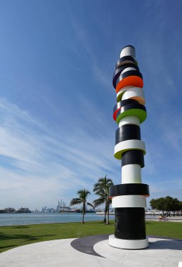 Miami Beach, FL - ABD - 11-28-2023: South Pointe Park 'ta sanatçı Tobias Rehberger' in Distinate Lighthouse heykeli 