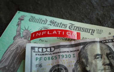 Yüz dolarlık banknotlu kırmızı enflasyon etiketi ve ABD Hazine Sosyal Güvenlik çeki                               