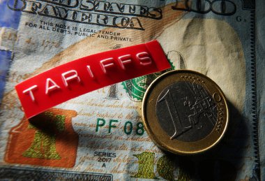 Avro parası ve 100 dolarlık banknotu olan gümrük etiketi                               