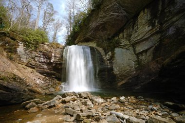 Transilvanya 'da Brevard North Carolina yakınlarındaki Pisgah Ulusal Ormanı' nda Aynalar Şelalesi.