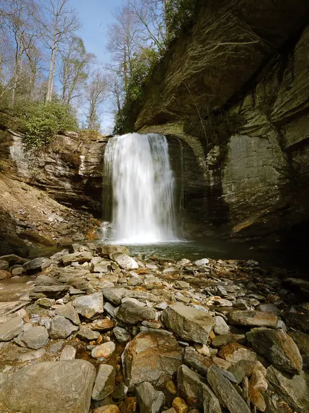 Transilvanya 'da Brevard North Carolina yakınlarındaki Pisgah Ulusal Ormanı' nda Aynalar Şelalesi.                               