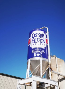 Brevard, NC - ABD - 03-21-2025: The Oskar Blues Bira Fabrikası ve Brevard 'daki tap odası