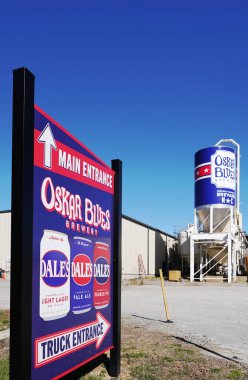 Brevard, NC - ABD - 03-21-2025: The Oskar Blues Bira Fabrikası ve Brevard 'daki tap odası