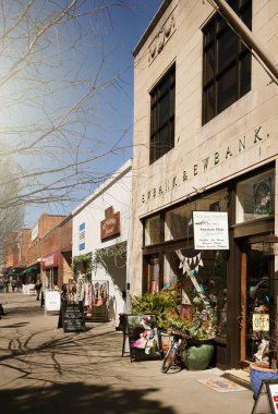 Hendersonville, NC - ABD - 03-21-2025: Hendersonville Kuzey Carolina şehir merkezindeki yerel perakende mağazaları