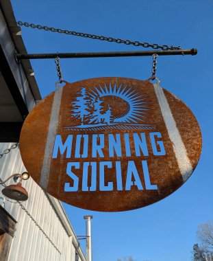 Brevard, NC - ABD - 03-2-2025: Morning Social, Brevard 'ın kereste deposunda popüler bir yerel restoran