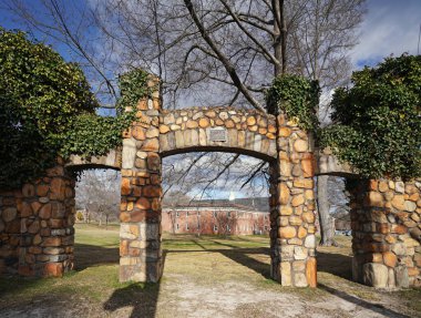Brevard, NC - ABD - 03-20-2025: Batı Kuzey Carolina dağlarındaki Brevard Koleji 'nin Stone Gate girişi