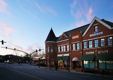 Brevard, NC - ABD - 03-19-2025: Brevard şehir merkezindeki dükkanlar ve restoranlar