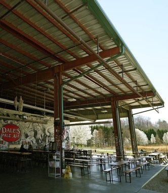 Brevard, NC - ABD - 03-20-2025: The Oskar Blues Bira Fabrikası ve Brevard 'daki tap odası