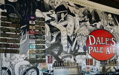 Brevard, NC - ABD - 03-20-2025: Brevard 'daki Oskar Blues Bira Fabrikası