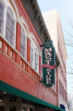Hendersonville, NC - ABD - 03-21-2025: Hendersonville şehir merkezindeki Direk Genel Mağazası