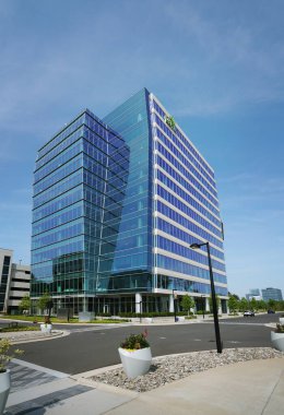 Raleigh, NC - ABD - 4-30-2025: GFL Çevre Genel Merkezi 1000 Social, Raleigh 'in kuzey tepelerinde bir karma kullanım ofisi ve perakende gelişimi