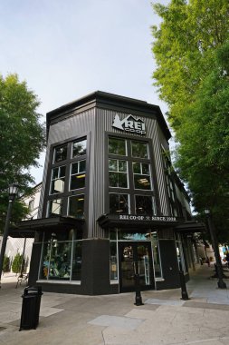 Raleigh, NC - ABD - 4-30-2025: Raleigh 'in Kuzey Hills şehir merkezindeki REI kooperatif mağazası