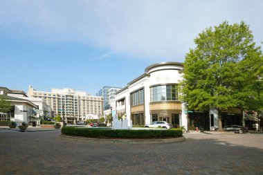 Raleigh, NC - ABD - 4-30-2025: Raleigh 'in kuzey tepelerinde alışveriş ve akşam yemeği