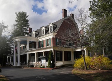 Brevard, NC - ABD - 03-19-2025: Brevard şehir merkezindeki Silvermont Mansion, Park ve Müzesi