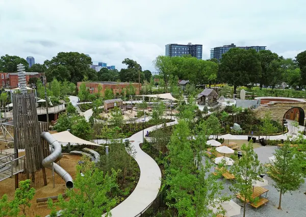 Gipson Play Plaza 'nın Raleigh Kuzey Carolina şehir merkezi yakınlarındaki hava görüntüsü.