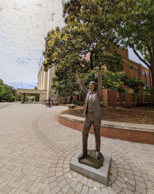 Raleigh, NC - ABD - 5-25-2025: Jim Valvano heykeli Reynolds Kolezyumu önünde, NC Eyalet Üniversitesi kampüsünde