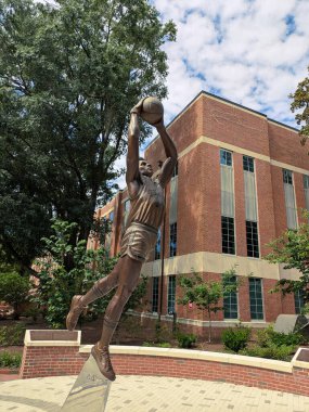 Raleigh, NC - ABD - 5-25-2025: NC Eyalet Üniversitesi kampüsündeki Reynolds Coliseum 'un önündeki David Thompson heykeli