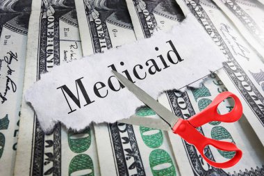 Medicaid gazetesinin para başlığı makas kesmek üzere                               