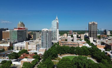 Sağ alttaki Moore Meydanı parkı ile Raleigh şehir merkezinin ufuk çizgisi manzarası