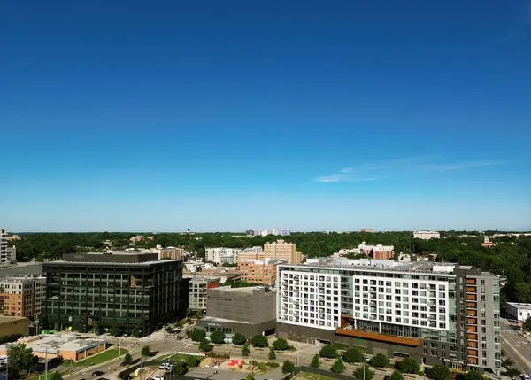 Raleigh şehir merkezindeki Smoky Hollow bölgesinin havadan görüntüsü, dükkanlar, restoranlar ve daireler.