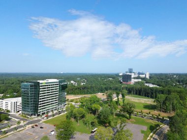 Midtown North Hills 'in havadan görünüşü, yürüyebilen alışveriş, restoranlar ve konutlarla