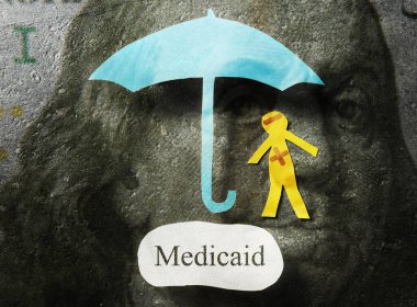 Sağlık şemsiyesi altında yüz dolarlık banknot geçmişi olan sargılı bir kağıt adam.