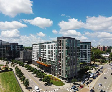 Raleigh şehir merkezindeki Smoky Hollow bölgesinin havadan görüntüsü, dükkanlar, restoranlar ve daireler.
