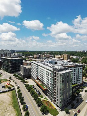 Raleigh şehir merkezindeki Smoky Hollow bölgesinin havadan görüntüsü, dükkanlar, restoranlar ve daireler.