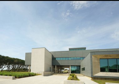Fort Fisher, NC - ABD - 05-16-2025: Fort Fisher State Park 'taki ziyaretçi merkezinin görüntüsü